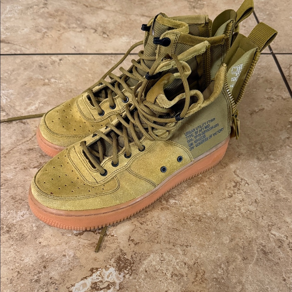 Nike Kids Boots in Olive and Brown